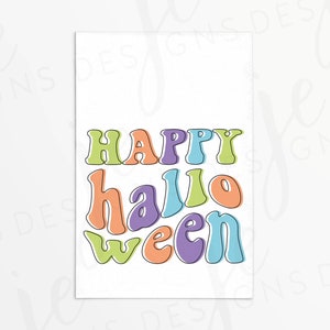 Puede incluir: Una tarjeta rectangular blanca con las palabras "HAPPY HALLOWEEN" en letras coloridas estilo burbuja. Las letras están delineadas en negro, con una estética retro y groovy, perfecta para Halloween.