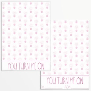You Turn Me On 3,5 x 5" koekjeskaart met enkele roze gloeilamp en van en naar lijn | Afdrukbaar | Direct downloaden | Valentijnsdag | Valentijn