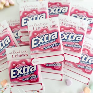 Op de afbeelding: Valentijnsdag cadeau-idee met een pakje Extra kauwgom met een roze en witte kaart met de tekst "valentine, I chews you!"