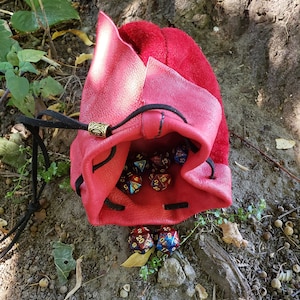 Sac de dés/porte-monnaie cousu à la main. Cuir d'orignal rouge.