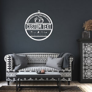 Pu&ograve; includere: Decorazione da parete in metallo bianco con un design circolare. Il cerchio presenta due boccali di birra che brindano, il testo "Good Drinks Good Times Good Friends" e uno spazio per "Custom Text". La parte inferiore del cerchio presenta cinque icone di bevande diverse.