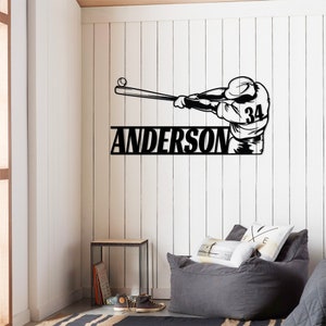Pu&ograve; includere: Arte da parete in metallo nero con un giocatore di baseball che oscilla una mazza con il nome "ANDERSON" e il numero "34" sulla maglia del giocatore.