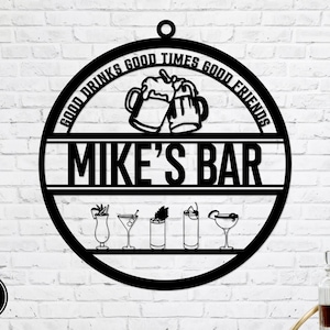 Pu&ograve; includere: Un cartello in metallo nero di forma rotonda con il testo "Good Drinks Good Times Good Friends Mike's Bar" con una grafica di due boccali di birra che brindano e una fila di sei diverse icone di bevande.