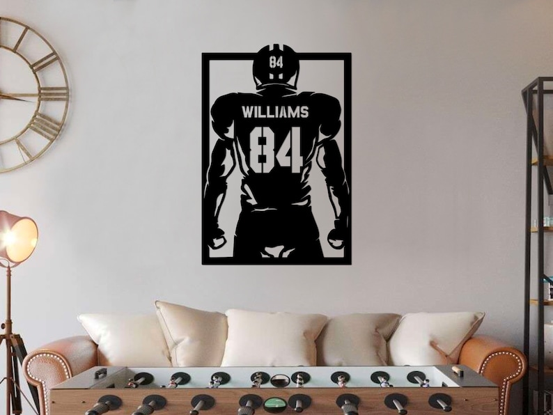 Pu&ograve; includere: Silhouette in bianco e nero di un giocatore di football americano che indossa una maglia con il numero 84 e il nome "WILLIAMS" su di essa.