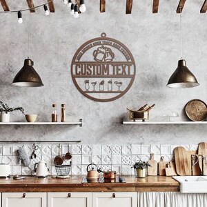 Pu&ograve; includere: Un cartello in legno marrone con il testo "Good Drinks Good Times Good Friends" e "CUSTOM TEXT" in un cerchio. Il cartello &egrave; decorato con due boccali di birra e cinque bicchieri da bevanda diversi.