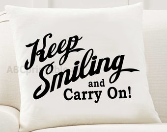 Może przedstawiać: Biała poduszka z czarnym tekstem, który brzmi "Keep Smiling and Carry On!"