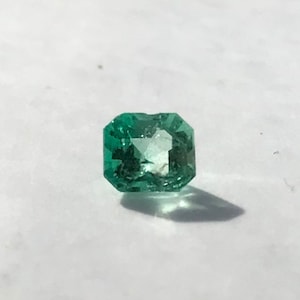 0.43 Ct CERTIFIED kolumbianischen Smaragd Stein, Schritt geschnitten facettiert