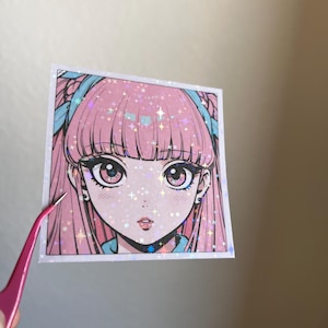 Adesivo de Anime Retro Y2K | Edição Pastel Pop | Laminado Holográfico de 3” | Adesivo Vaporwave Vibrante para Laptop e Agenda