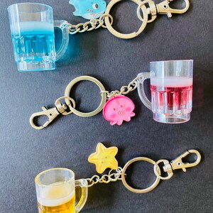 6 conjuntos de chaveiros fofos de copo de cerveja, bebida oceânica, desenho animado, tubarão, água-viva, estrela do mar, pingente, chaveiro (cores aleatórias)