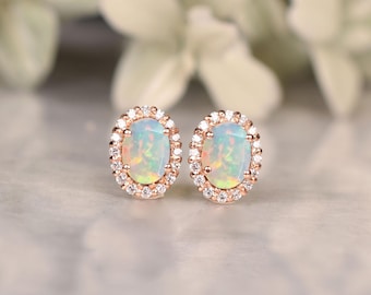 Orecchini A Bottone In Argento 925 Placcato Oro Rosa Con Opale Bianco E Zirconi – Halo Taglio Cuscino