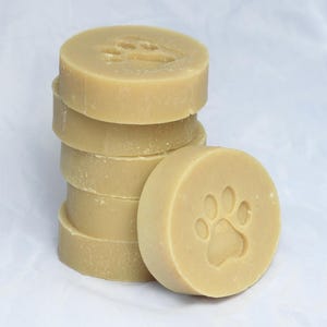Shampoo solido delicato per cani, con avena naturale e latte di capra, ideale per pelli sensibili.