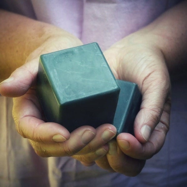 Cube de savon au lait de chèvre au charbon actif avec ajout de soie, entièrement naturel et biologique