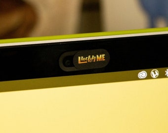 Osłona kamery internetowej Funsylab dla Twojej prywatności cyfrowej, kolorowe i zabawne akcesoria do laptopa/tabletu - Lucky Me Mini, czarny