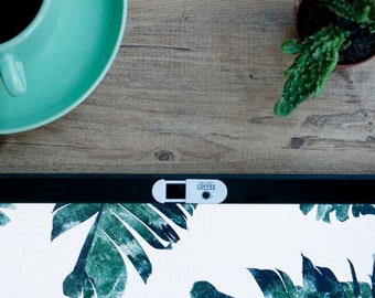 Copertura webcam di Funsylab per la tua privacy digitale, accessori colorati e divertenti per laptop / tablet - ma prima il caffè