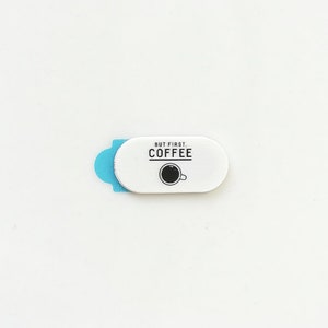 Webcam Cover van Funsylab voor uw digitale privacy, kleurrijke en leuke laptop / tablet accessoires | Maar First Coffee | Mini