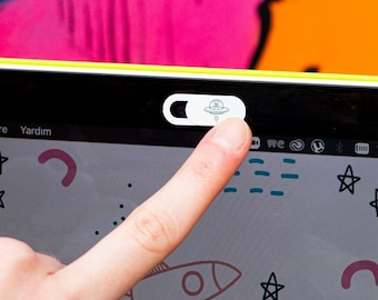 Copertura per webcam di Funsylab per la tua privacy digitale, accessori colorati e divertenti per laptop / tablet - Space Ship Mini, Bianco