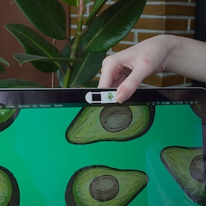 Couverture de webcam par Funsylab pour votre intimité numérique, accessoires colorés et amusants pour ordinateur portable / tablette - Fit Avokado