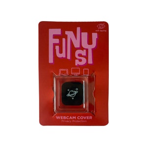 以下が含まれることがあります： 白い惑星のデザインが施された黒いウェブカメラカバー。カバーは、「Funyust」と「Anti Spying」のテキストと「Webcam Cover Privacy Protection」の文字が書かれた赤とピンクのカードにパッケージされています。