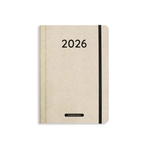 Könnte beinhalten: Ein beigefarbenes Notizbuch für 2026 mit einem schwarzen Gummibandverschluss. Das Jahr "2026" ist schwarz oben mittig auf dem Einband gedruckt. Der Markenname "motobooks" ist klein und schwarz unten gedruckt.