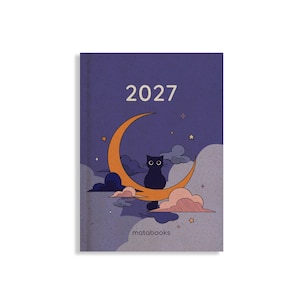 以下が含まれることがあります： 2027年の手帳。濃い紫色の表紙に、大きなオレンジ色の三日月に座る黒猫が描かれています。デザインには薄紫と濃い青の雲、小さな黄色い星が含まれ、上部に「2027」、下部に「matabooks」という文字が記されています。