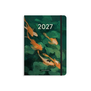 Puede incluir: Una agenda 2027 con cubierta verde oscuro que presenta una ilustración de peces koi naranjas nadando entre nenúfares verdes. El cuaderno tiene una banda elástica negra de cierre y el texto 2027 impreso en blanco arriba y matabooks abajo.