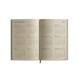 Nachhaltiger A6 Kalender/Terminkalender/Wochenplaner/Taschenkalender/Organizer/Jahresplanner Samaya 2024 Farbe: Nature S DE/EN Bild 3
