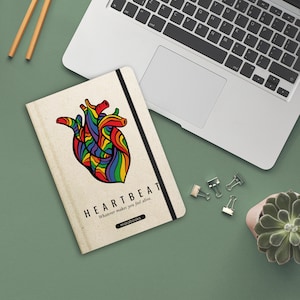 Cuaderno/diario/diario/libro/bloc de escritura A5 sostenible hecho de papel de hierba dulce - Pride Collection Nari - Heartbeat (punteado)