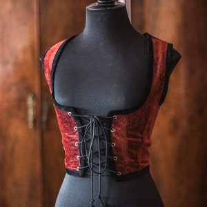 Corsage corset en velours rouge, gilet corset gothique victorien en tissu de tapisserie, gilet corset de style cottage core costume de pirate de cirque universitaire sombre