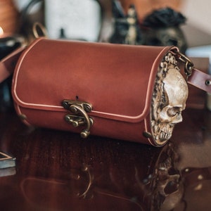 Bolso de cuero y resina con calavera en estilo steampunk gótico marrón, bolso cruzado con forma de barril, bolso circular de hombro