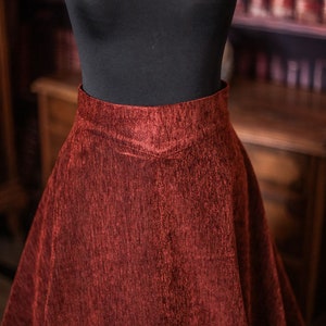 Jupe victorienne en velours, tapisserie, jupe vintage rouge d'inspiration historique écossaise image 3