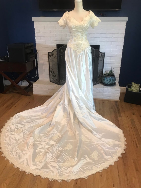 Does anyone know the age and fabric of this vintage wedding dress? :  r/VintageFashion