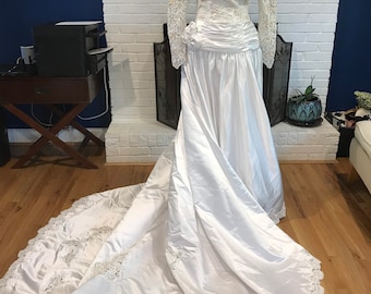 Vintage Wedding Dress by Sweetheart Ball Gown Size 8 Wedding Dress Long Train