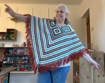 Patrón de poncho a crochet en vídeo y descripción escrita con fotos.