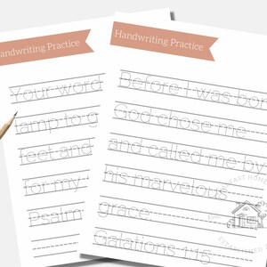 Può includere: Due fogli di pratica di scrittura stampabili con versetti biblici. Il primo foglio di lavoro contiene il versetto "La tua parola è una lampada per i miei piedi e una luce sul mio cammino." dal Salmo 119:105. Il secondo foglio di lavoro contiene il versetto "Prima che io nascessi, il Signore mi scelse; prima che io fossi concepito, mi mise da parte." da Galati 1:15.