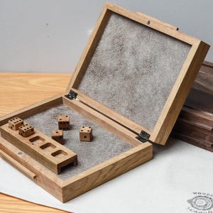 Juego de Yahtzee de madera artesanal: caja magnética, bandeja plegable, regalo personalizado para amantes de los juegos.