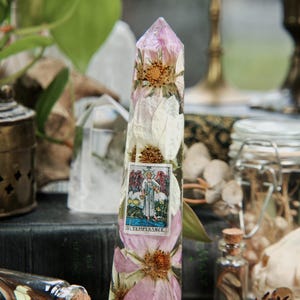 Carte de tarot de tempérance, pointe de cristal en résine | Terrarium floral en cristal | Décoration d'autel de tarot | Décoration d'intérieur spirituelle | Cristal botanique