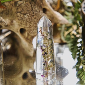 Gepresster Salbei Harz Kristall Punkt | Konservierte Salbei Blüten in Harz Botanische Edelsteine | Getrocknete Blumen Dekor | Witchy Wohnkultur | Baumwollgarn