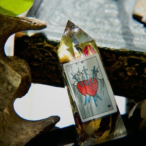 Petit Tarot Trois des Épées Résine Pointe de Cristal | en résine cristal rose avec carte de tarot | Décoration coeur et épées | Tour de cristal rose tarot