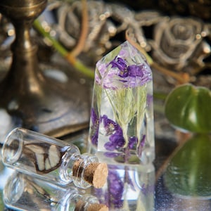 Lila Blume Kunstharz Kristall Spitze | Kristall-Kräuter- und Blumengarten | Harz botanische Kristallterrarium | Getrocknete Blumen in Harz | Zaubergotth
