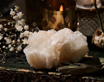 Grupo de cristales de apofilita diamantina con stillbita / muestra de mineral en bruto, grupo de calcedonia