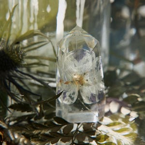 Harz-Kristallspitze mit getrockneter Fünf-Punkte-Blume | Lila Blumenkristall | Hexen Altar Kristall Dekor | Gothic Wohnkultur | Natur-Kristalle