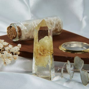 Primrose Kunstharz Kristallspitze | Hexen Altar Kristall Dekor | Harz Blume Kristall | Harz botanisches Terrarium | Blumen in Resin Art