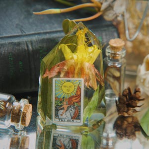 Pointe de cristal de tarot en résine The Sun | Décoration cristal de carte de tarot | Cristal de tarot floral | Curiosités et bizarreries | Terrarium botanique naturel