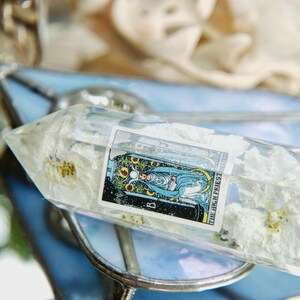 Carte de tarot grande prêtresse, pointe de cristal en résine | Terrarium floral en cristal | Décoration d'autel de tarot | Décoration d'intérieur spirituelle | Terrarium botanique