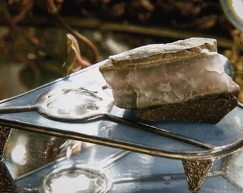 Campione di agata grigia grezza / Pietra del Pacifico nord-occidentale con roccia ospite
