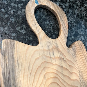 Live Edge Schneidebrett/ Käsebrett aus Kiefernholz mit türkisen Intarsien und dekorativem Griff