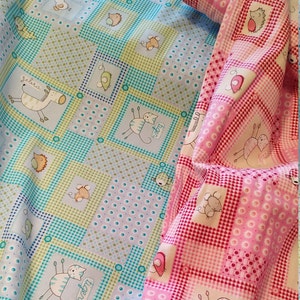 Könnte beinhalten: Zwei Stoffmuster mit Patchwork-Design. Ein Muster ist blau mit grünen und weißen Akzenten, das andere ist rosa mit weißen Akzenten. Beide Muster haben ein kariertes Muster und Comic-Tiere.