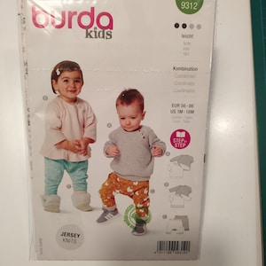 Könnte beinhalten: Ein Schnittmuster für Kinderkleidung von Burda Kids. Das Schnittmuster ist für eine Kombination aus Langarmshirt und Hose. Das Schnittmuster ist für die Größen 56-86 (US 1M-18M). Das Schnittmuster ist aus Jersey-Strickstoff. Das Schnittmuster heißt "leicht", was im Deutschen "einfach" bedeutet.