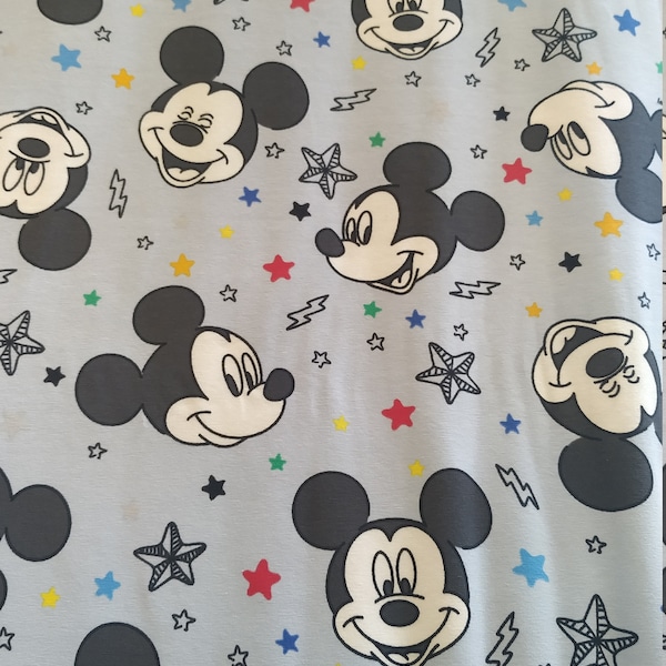 Mickey Mouse auf hellblauem Hintergrund mit Sternen- auf Baumwoll-Jersey von Hemmers Itex -  Lizenzstoff- 0,5mtr