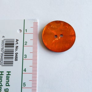 Knöpfe von JIM KNOPF, Agoya Perlmutt, Durchmesser 2,5 cm 40 in 7 Farben, wunderschön glänzend 1 Stück Orange